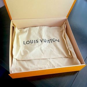 LV box with dust bag. Box W 15”, L 14”, H 4”.  Dust bag W 18” L 13”